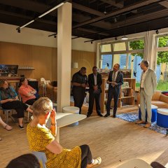 Eröffnung der Ausstellung „Vom Wald auf die Straße“ über den Holzkohlehandel in Tansania.

Bild: Universitätsstadt Tübingen