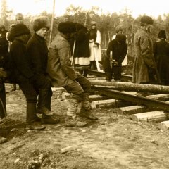 Bei der Gleisverlegung der Murmanbahn im Jahr 1916 (Fotograf unbekannt).