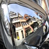 Chrom, die T&uuml;binger Altstadt und ganz versteckt ein Fotograf. Bild: Erich Sommer