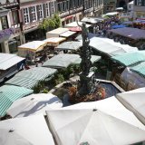 Der Tübinger Wochenmarkt rund um den Neptunbrunnen.  Bild: Erich Sommer 2008