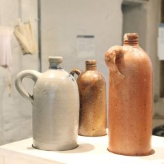 Mineralwasserflaschen aus Börstingen, dem „Schwäbischen Sauerland“, Leihgabe Kulturtankstelle Starzach-Börstingen. Bild: Anne Faden