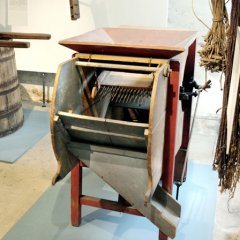 Tretzuber, Rätsche, Putzmühle und Garbenstricke aus dem Dorfmuseum Unterjesingen. Bild: Anne Faden