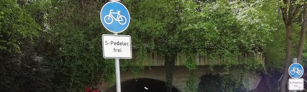 Fahrradtunnel und daneben ein Schild Fahrrad mit dem Zusatz S-Pedelec frei