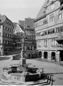 Marktplatz mit Rathaus, Neptunbrunnen, Silberburg; Foto: Gebr. Metz, 1939