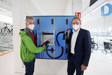 OB Boris Palmer und Thomas Bopp, Vertriebsleiter der Firma Kemmlit in Dußlingen, stehen neben einem Schließfach im Radexpress