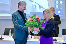 OB Boris Palmer gratuliert Dr. Gudrun de Maddalena zur Wahl und überreicht ihr einen Blumenstrauß
