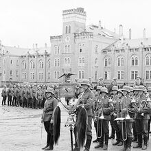 Wehrmachtssoldaten vor dem Mannschaftsgebäude
