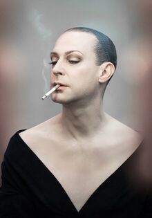 Porträtbild vom Tim Fischer mit Zigarette