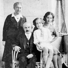 Selma and Albert Schäfer with their daughters Hertha and Liselotte 