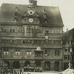 Tübinger Rathaus mit Hakenkreuzfahne