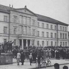 Raising of the swastika flag on the Neue Aula 