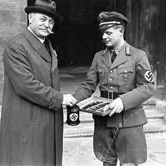 Helmut Baumert (rechts) mit Oberbürgermeister Adolf Scheef
