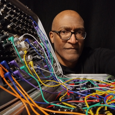 Alvin Hill mit modularem Synthesizer