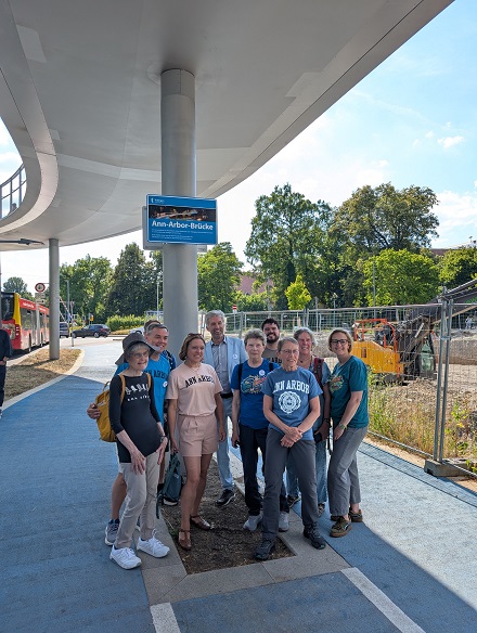Bürgergruppe bei Enthüllung des Schildes der Ann Arbor Brücke
