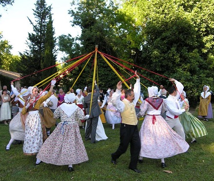 Folkloregruppe tanzt