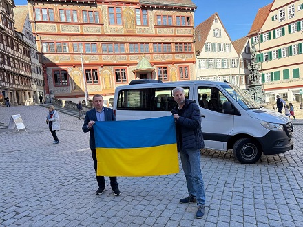 Oberbürgermeister Palmer übergibt einen Bus an den Bürgermeister von Krementschuk
