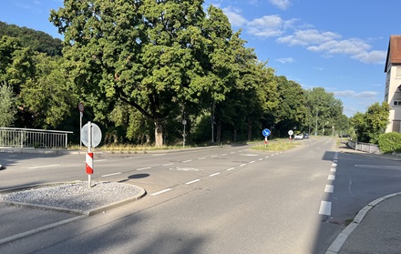 Fahrbahnmarkierungen für den Radverkehr in der Nürtinger Straße