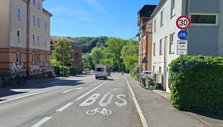 Radspur mit Freigabe für Busse in der Sigwartstraße in Tübingen