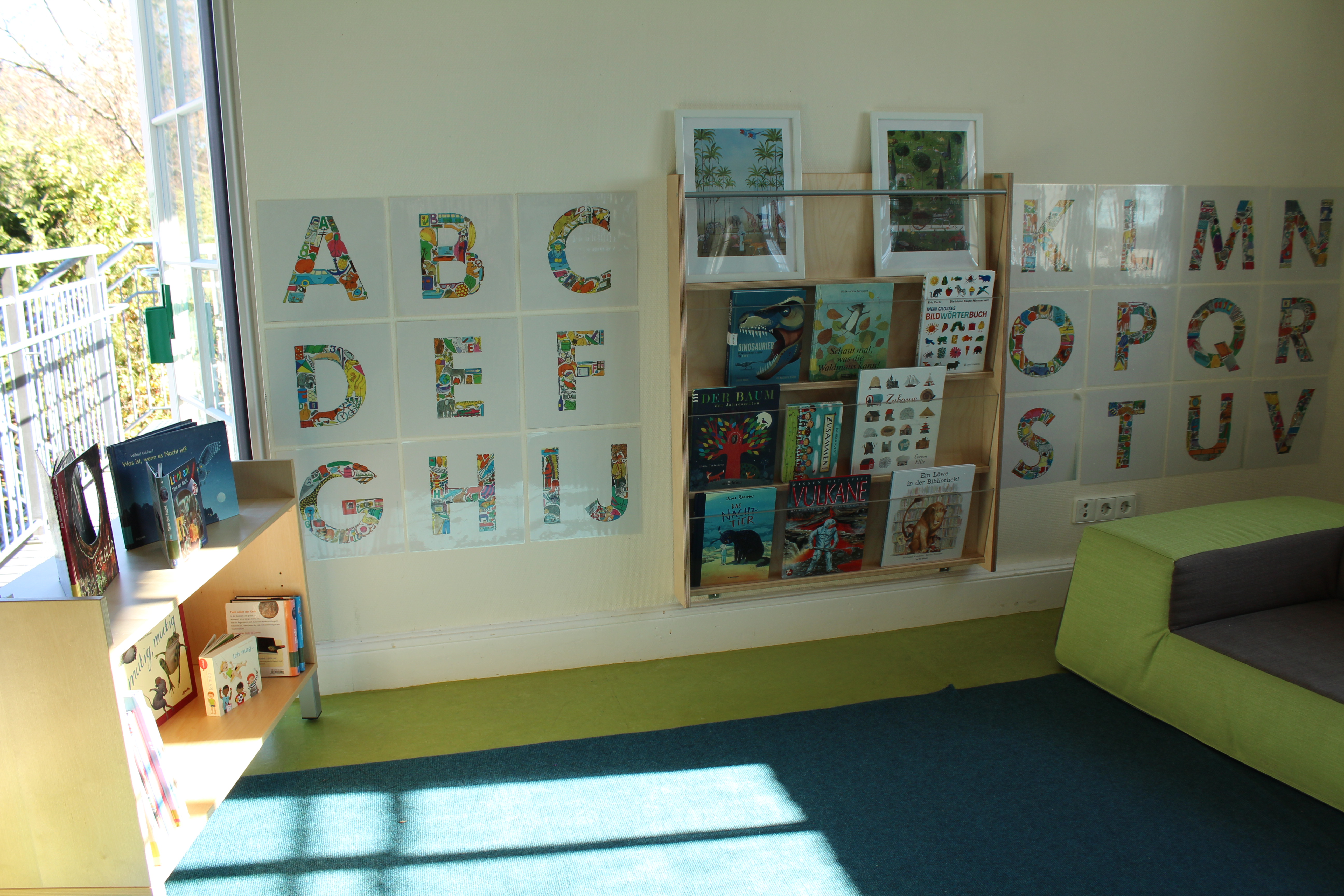 Bücherregal und große Buchstabentafeln an der Wand