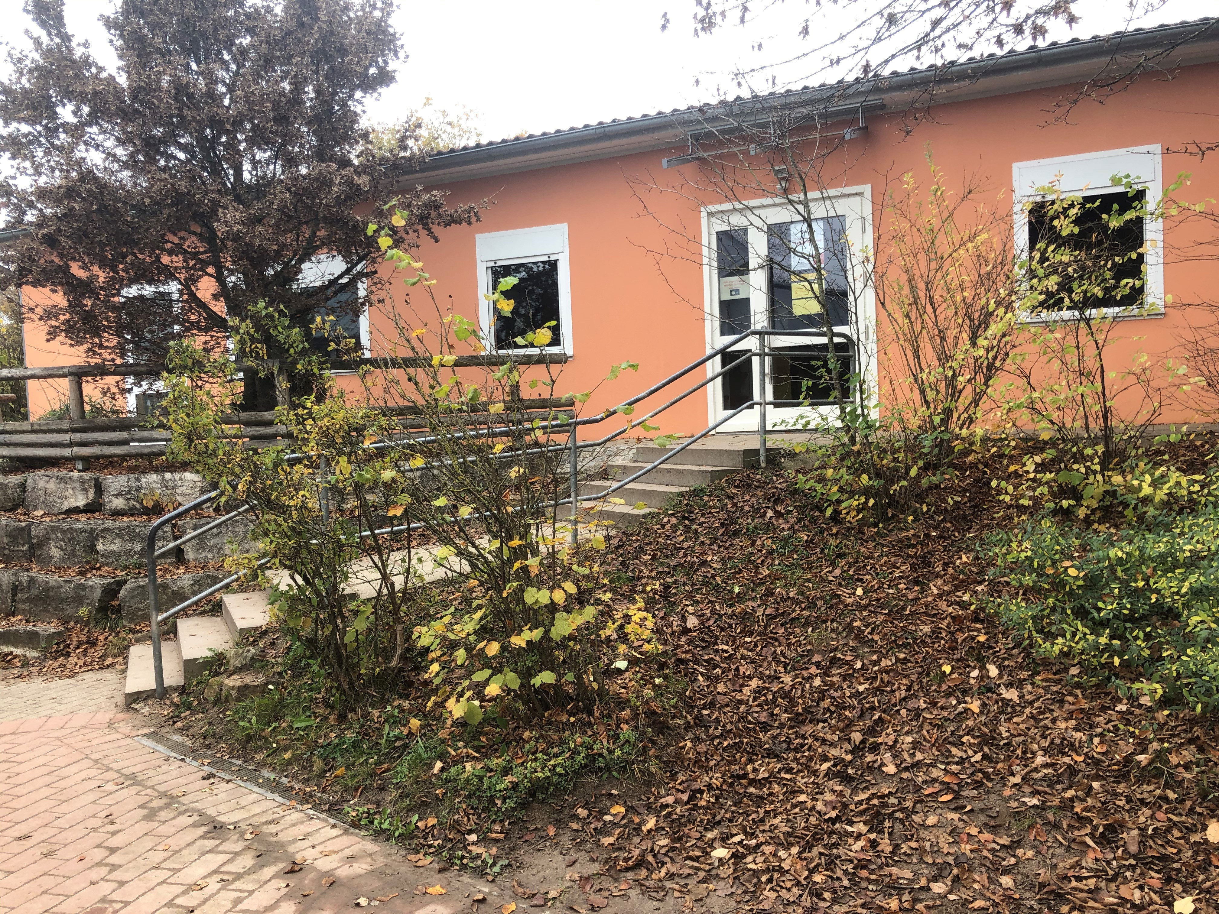 Das Bild zeigt den Eingang des Kinderhaus Herrlesberg kleines Haus