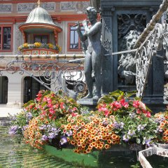 Der konventionelle Blumenschmuck am Neptunbrunnen vor dem Rathaus. Bild: Universitätsstadt Tübingen