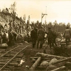 Kriegsgefangene beim Bau der Murmanbahn im Jahr 1916 (Fotograf unbekannt).