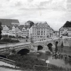 Alte Neckarbrücke 1898. Bild: Hermann Bauer, Stadtarchiv Tübingen.