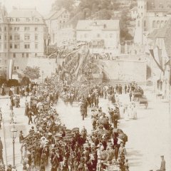 Alte Neckarbrücke, Festzug zum 50jährigen 
Jubiläum der Freiwilligen Feuerwehr im Juli 1897. Bild: J. W. Hornung, Stadtarchiv Tübingen.