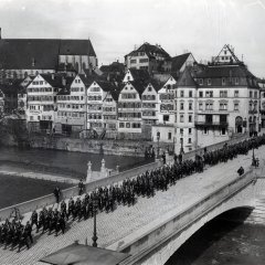 Truppenparade auf der neuen 
Eberhardsbrücke 1905. Bild: Stadtarchiv Tübingen.
