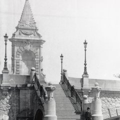 Neue Eberhardsbrücke mit Treppe zur Platanenallee, noch ohne Eberhardsdenkmal um 1902. Bild: Stadtarchiv Tübingen.
