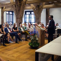 Simon Henig, Vorsitzender des Rates der Grafschaft Durham, hält eine Rede beim Festakt. Bild: Patrick Gerstorfer