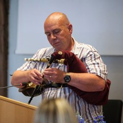 Chris Ormston spielt die Northumbrian Pipes. Bild: Patrick Gerstorfer