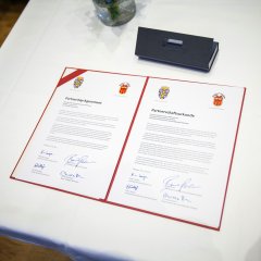 Die Neuauflage der Partnerschaftsurkunde zwischen der Universitätsstadt Tübingen und dem County Durham. Bild: Patrick Gerstorfer