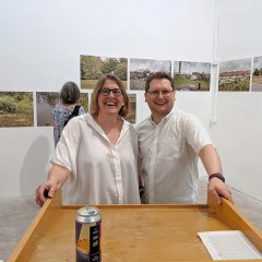 Fotoausstellung in der Kulturhalle mit dem Künstler Chris Younger aus Durham. Neben ihm steht Dagmar Waizenegger, Leiterin des städtischen Fachbereichs Kunst und Kultur. Bild: Universitätsstadt Tübingen