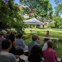 Lesung der Stadtschreiberin Jasmine Simms aus Durham im Stiftsgarten. Bild: Universitätsstadt Tübingen