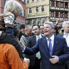 Bevor Bundespräsident Gauck das Tübinger Rathaus betrat, nahm er ein ausgiebiges Bad in der Menge. Bild: Erich Sommer