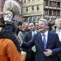 Bevor Bundespräsident Gauck das Tübinger Rathaus betrat, nahm er ein ausgiebiges Bad in der Menge. Bild: Sommer 19.04.2012