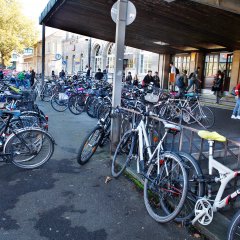 Fahrräder im Zugangsbereich des Bahnhofs. Bild: Anne Faden