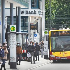 Im März 2020 sind die Bussteige E und F umgezogen. Sie befinden sich jetzt bis zum Abschluss der Umbaumaßnahmen vor dem Marktladen und der Sparda Bank. Bild: Anne Faden