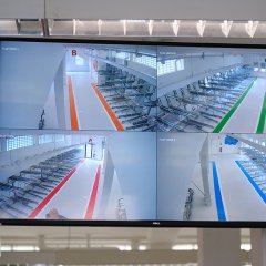 Um die Sicherheit zu erhöhen, kann man sich bereits im Eingangsbereich über Monitore einen Überblick über die ganze Halle verschaffen. Bild: Thomas Dinges