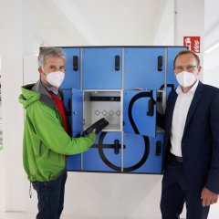 OB Boris Palmer und Thomas Bopp, Vertriebsleiter der Firma Kemmlit in Dußlingen, testen die neuen Schließfächer. Eines davon wurde von der Firma Kemmlit gesponsert. Bild: Anne Faden
