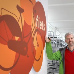 „Fiets“ ist die niederländische Bezeichnung für „Fahrrad“. An einer anderen Wand im Radexpress ist die finnische Bezeichnung zu lesen. Das Konzept der verschiedenfarbigen Gänge mit jeweils einer Sprach-Fahrrad-Wolke wird auch bei der neuen Radstation umgesetzt. Bild: Anne Faden 