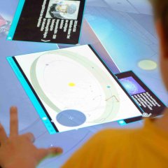 Ein interaktiver Touch-Table lässt Besucherinnen und Besucher selbst forschen. Bild: Universität Tübingen