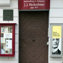 Beherbergt ist das Hesse-Kabinett im Antiquariat Heckenhauer am Holzmarkt. Das Gebäude ist mittlerweile 500 Jahre alt und ein eingetragenes Kulturdenkmal. Bild: Space4
