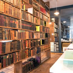 In das über 150 Jahre alte Bücherregal sortierte schon der junge Hesse Bücher ein. Bild: Space4