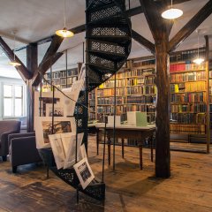 Das Hesse-Kabinett mit historischer Wendeltreppe und dem über 150 Jahre altem Bücherregal. Bild: Space4