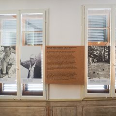 Vier Schwarz-Weiß-Fotografien von Hermann Hesse beim Boccia-Spielen bilden den Auftakt der Ausstellung. Foto: Sara Karanušic