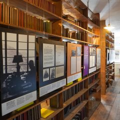 Entlang der historischen Bücherregale des Hesse-Kabinetts wird das Thema der Ausstellung anhand von Bildern, Filmen und Zeugnissen aufgefächert. Foto: Sara Karanušic