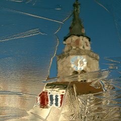Reflexionen im gefrorenen Neckar. Bild: Martin Schreier