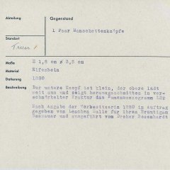 Karteikarte der Städtischen Sammlung Tübingen zu einem Paar Manschettenknöpfe von 1880, 1948 als Geschenk erhalten aus Tübinger Privatbesitz, stammen aus dem Besitz von Adolf Dessauer, noch nicht gefunden. Bild: Stadtmuseum Tübingen